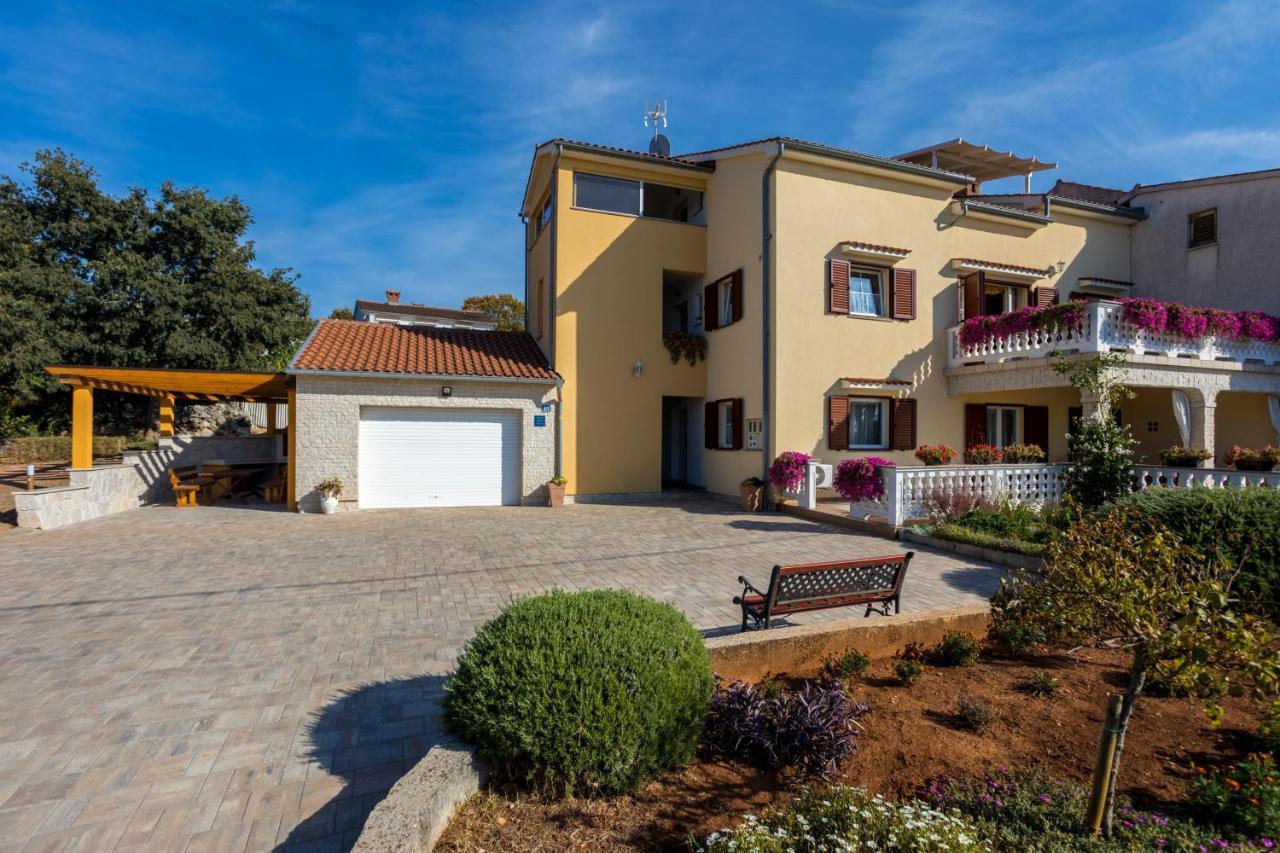 Apartmani Sandra Malinska Sveti Vid-Miholjice Exterior foto