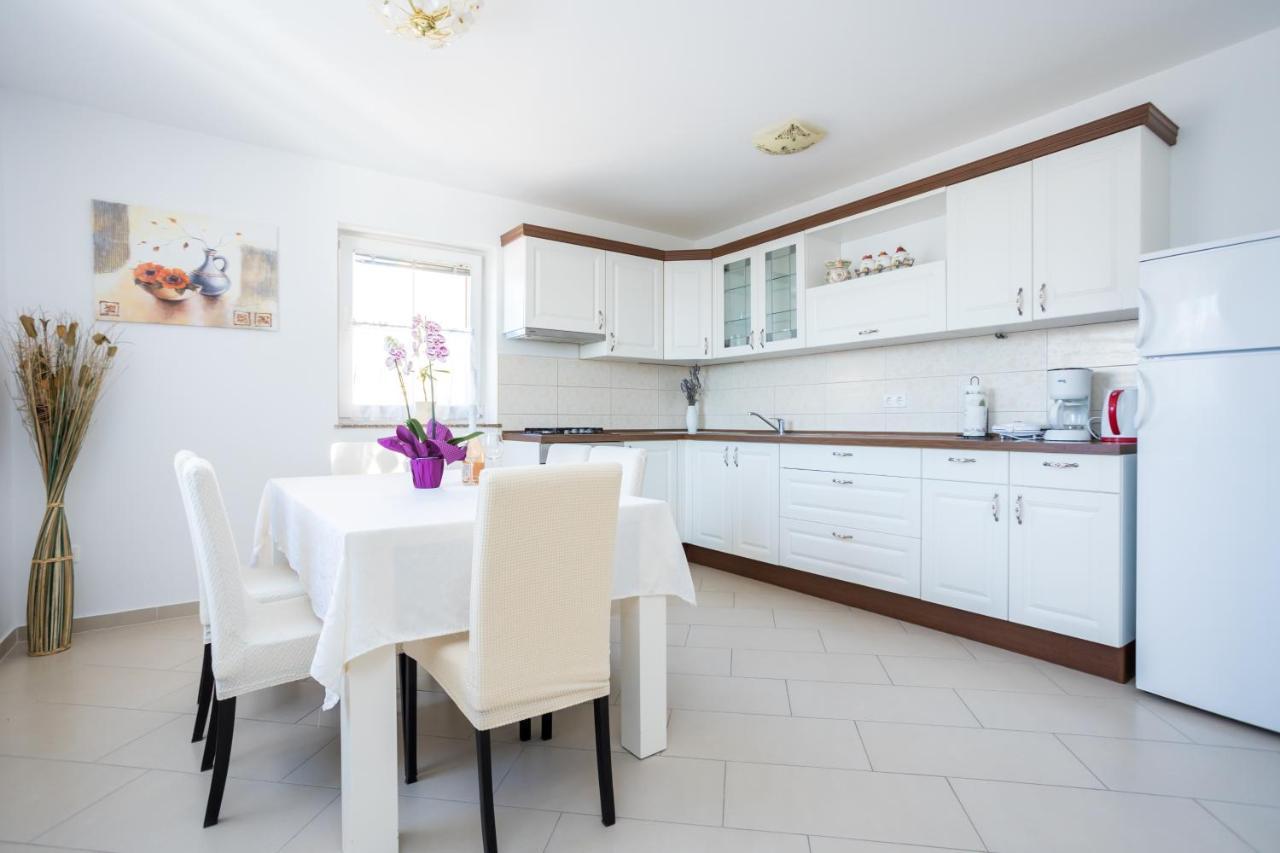 Apartmani Sandra Malinska Sveti Vid-Miholjice Exterior foto