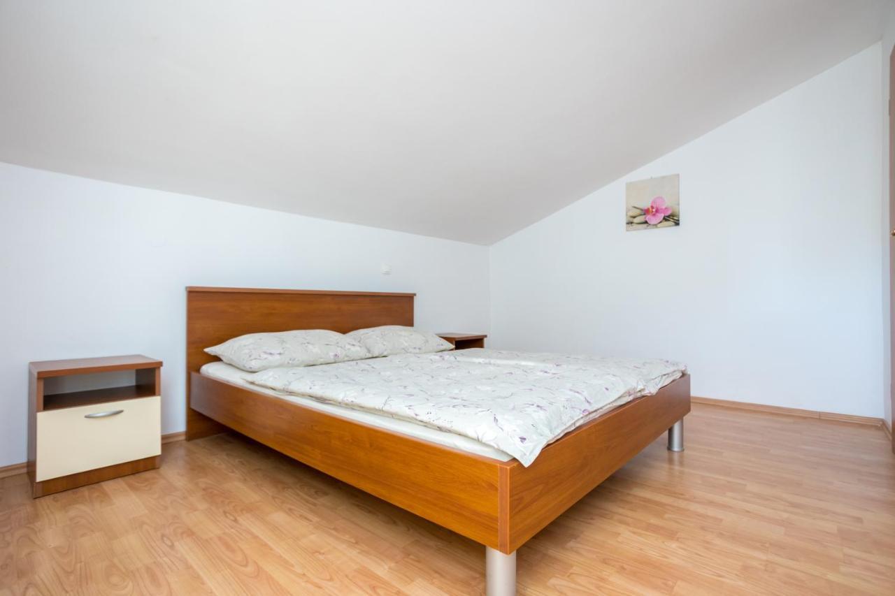 Apartmani Sandra Malinska Sveti Vid-Miholjice Exterior foto