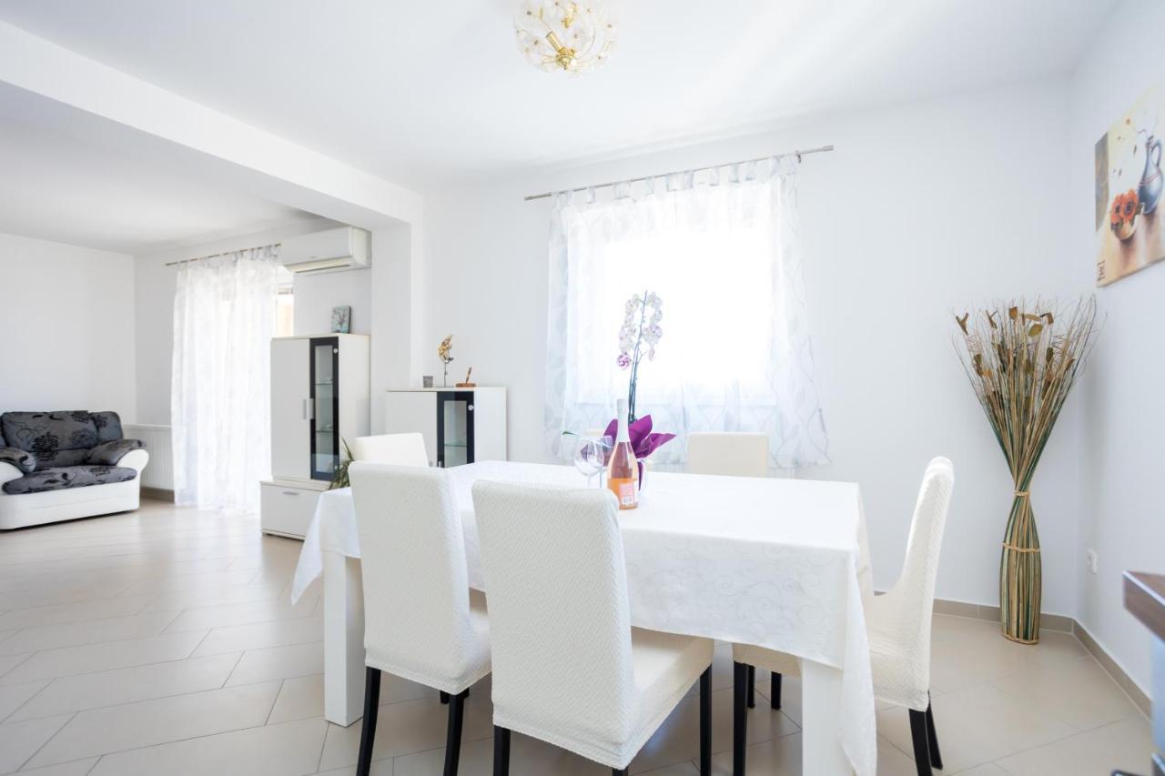 Apartmani Sandra Malinska Sveti Vid-Miholjice Exterior foto