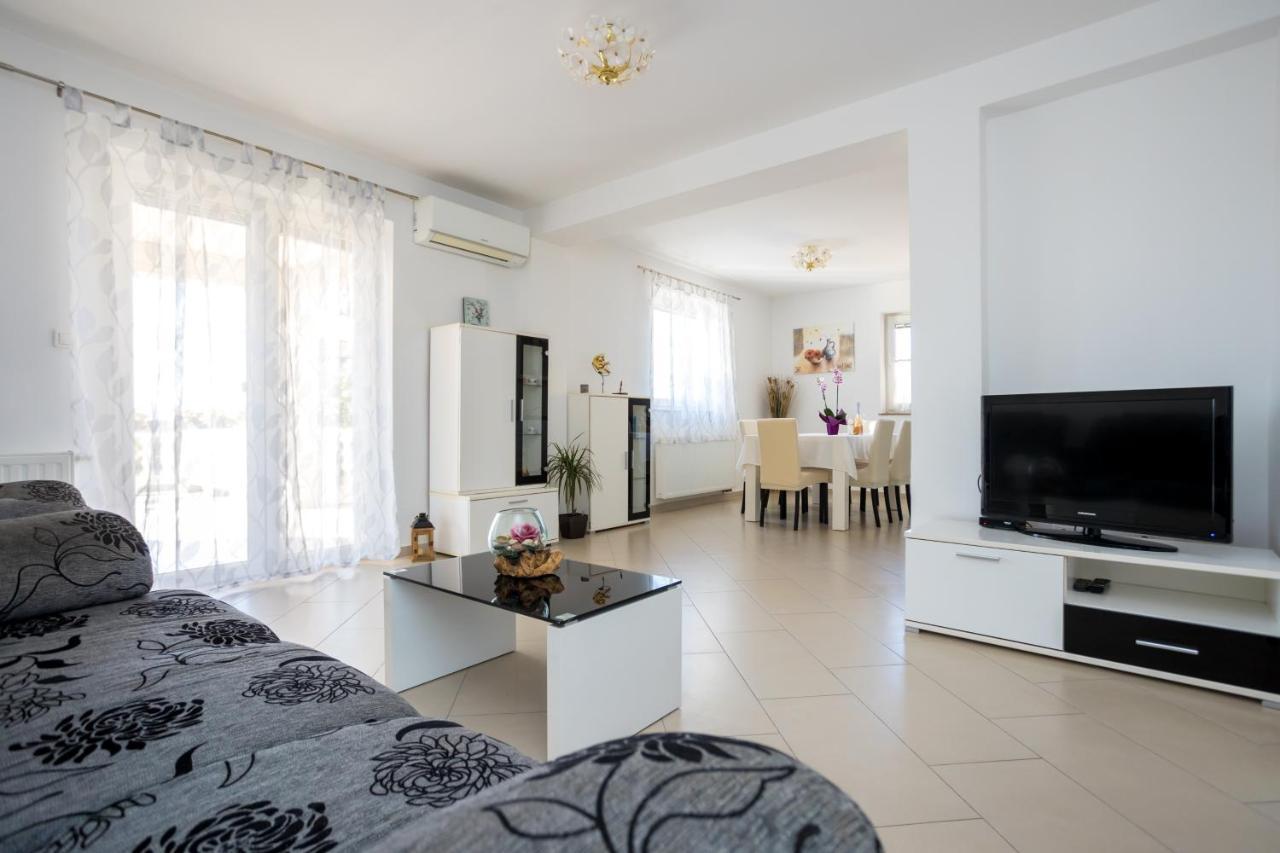 Apartmani Sandra Malinska Sveti Vid-Miholjice Exterior foto